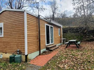 Mobil home pour 4 personnes, avec terrasse et piscine à Estavar