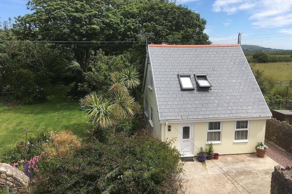 Rural location, surrounded by farmland, ancient green lanes, footpaths & woods. in Swansea region