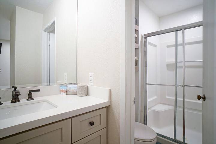 Gîte pour 4 personnes, avec terrasse ainsi que piscine et jacuzzi à Monterey - 3