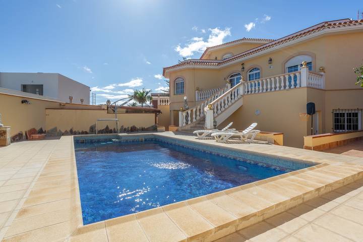 Cheap villa for 8 people, with garden in South Tenerife