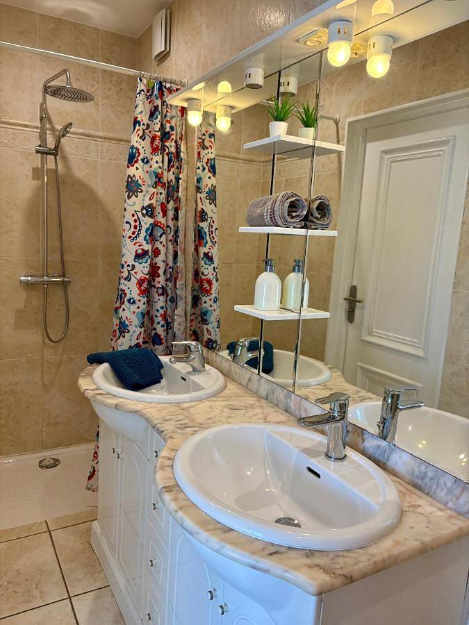 Location de vacances pour 4 personnes, avec terrasse ainsi que jardin et piscine, adapté aux familles à Saint-Fortunat-sur-Eyrieux - 3