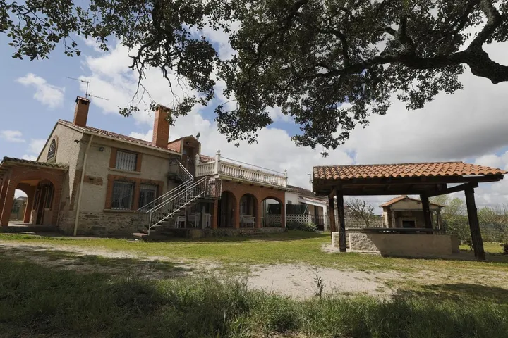 Casa de vacaciones para 16 personas, con piscina además de vistas y jardín - 1