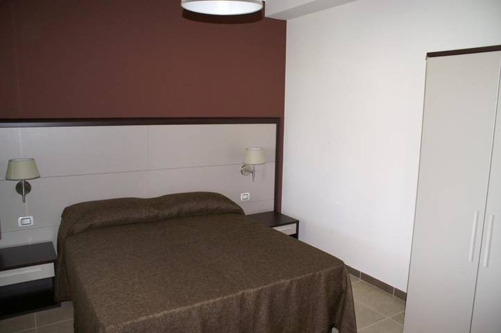 Gîte pour 2 personnes, avec Terrasse et Jardin ainsi que Piscine et Vue sur le lac à Mazzarino - 4