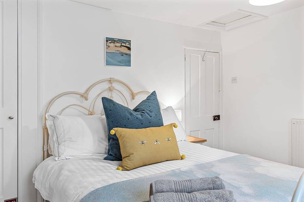 Private garden & central location within 5 min walk of town in Polperro, Fowey