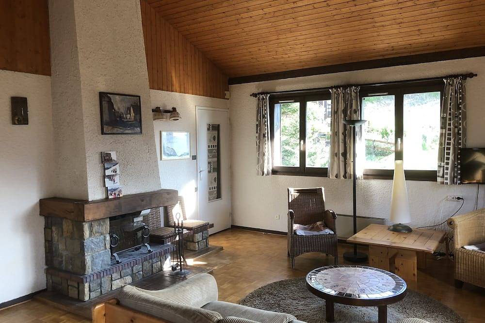 Spacious, 6-person chalet with stunning views in La Norma, French Alps in La Norma, Villarodin-Bourget