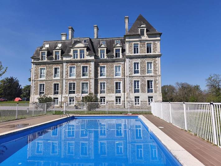 Gîte pour 3 personnes, avec vue ainsi que jardin et piscine à Escos - 2