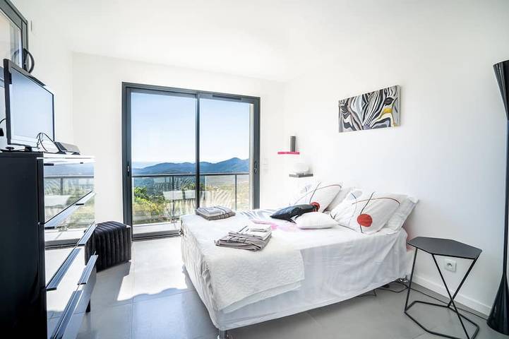 Villa espaciosa, piscina, vistas al mar y montaña, 4 dormitorios, capacidad para 8 in Les Adrets-de-l'Estérel, Massif de l'Esterel