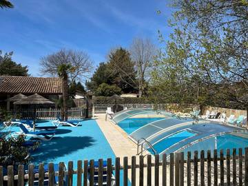 Camping pour 4 personnes, avec bassin pour enfant ainsi que piscine et terrasse à Arès