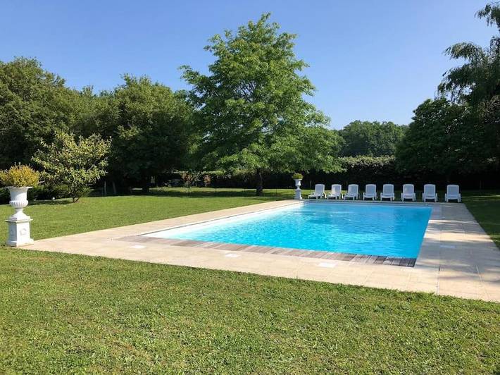 Location de vacances pour 15 personnes, avec Terrasse ainsi que Jardin et Piscine dans Conflans-sur-Loing