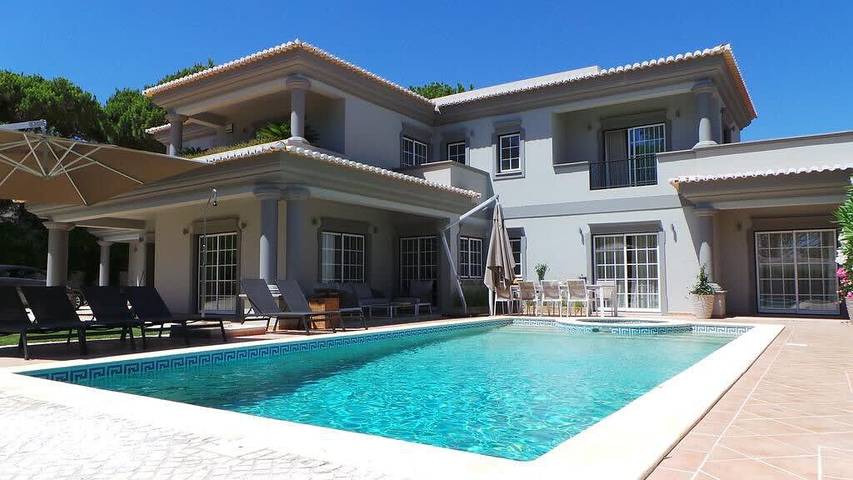 Villa for 8 people, with balcony and garden as well as pool in Quinta do Lago