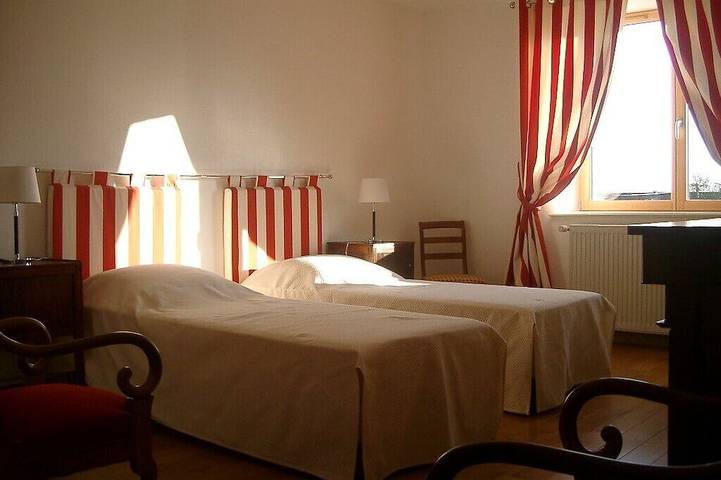 Gîte pour 8 personnes, avec terrasse ainsi que piscine et jardin à Charentay - 2