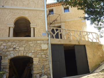 Gîte pour 11 personnes, avec terrasse ainsi que piscine et jardin à Puissalicon