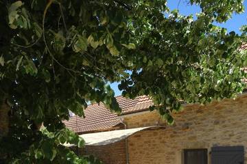 Gîte pour 6 personnes, avec piscine ainsi que terrasse et jardin à Savignac