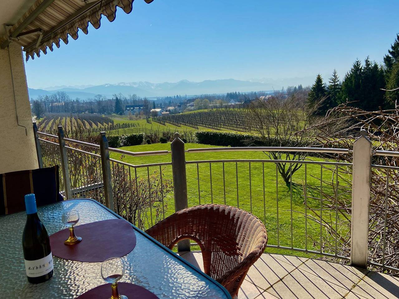 Ganze Wohnung, Ferienwohnung Weinberg Idyll - Traumhafter Blick über Weinberge auf den Bodensee in Lindau, Bayerisch Schwaben