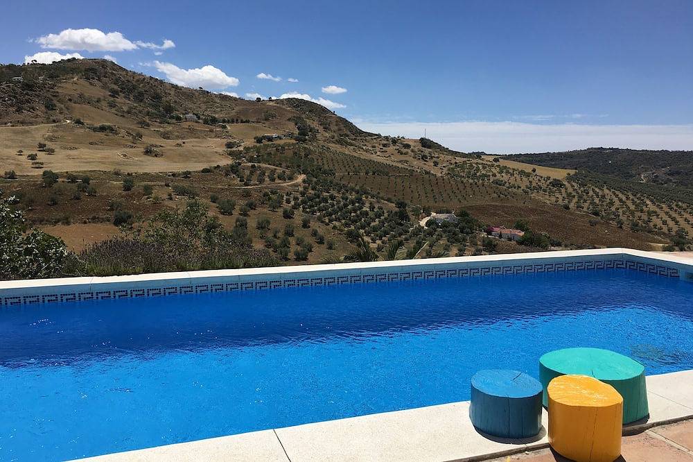 Exceptional Setting, Sensational views, Private Pool terraces & Wifi throughout. in Villanueva de la Concepción, Málaga Province