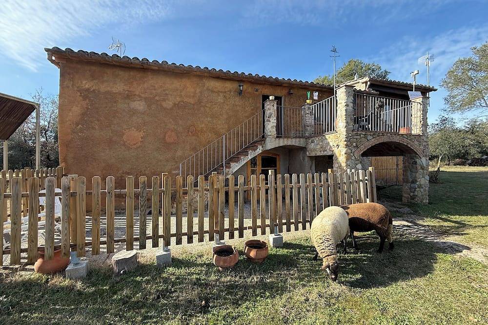 Peaceful and spacious country house surrounded by nature in Crespià, Pla de l'Estany
