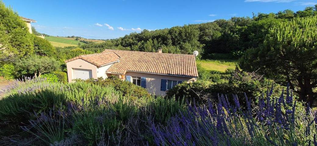 Gîte pour 4 personnes, avec vue ainsi que piscine et jardin à Deyme