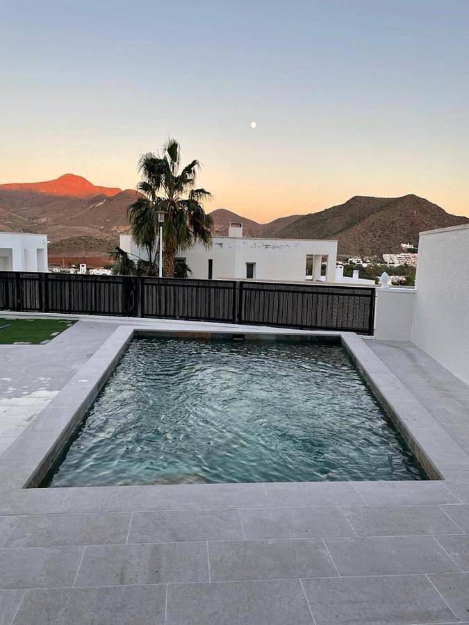 Casa para 6 personas, con jardín y balcón además de piscina y jacuzzi en Cabo de Gata