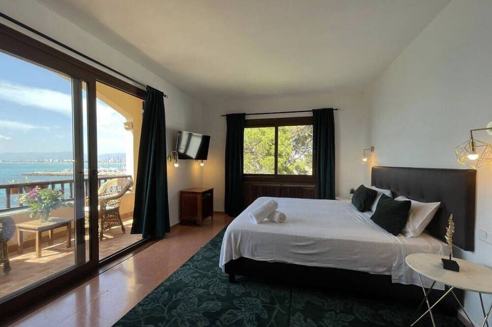 Villa Kamok.   Family villa with oceanfront pool and direct access to the sea in El Arenal, Llucmajor