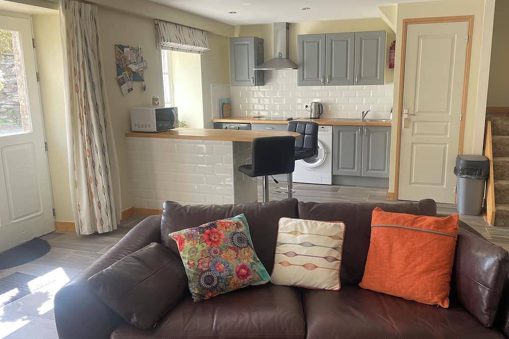 Large house over 3 floors in quiet village setting close to canal & country walk in Saint-Thois, Châteaulin und Umgebung
