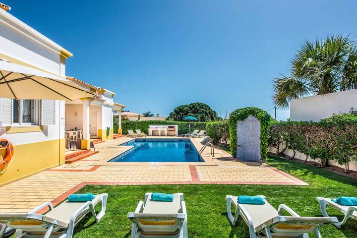 Location de vacances pour 14 personnes, avec terrasse ainsi que jardin et piscine à Guia - 4
