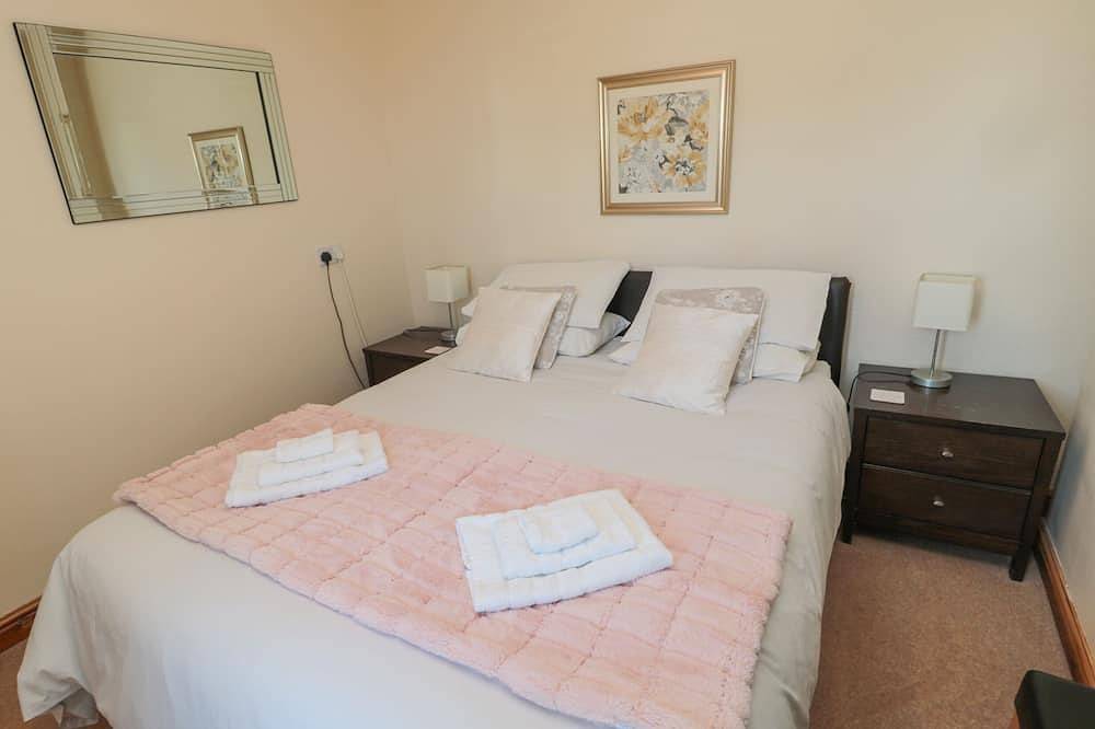 The Retreat, pet friendly, with pool in Embleton in Embleton, Northumberland