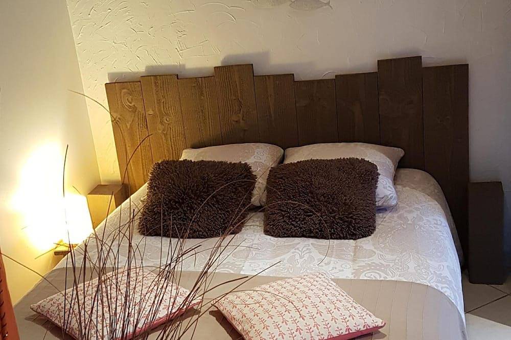 Appartement entier, Charmant studio village provençal Var Côte d'Azur bien situé in Solliès-Toucas, Côte méditerranéenne (France)