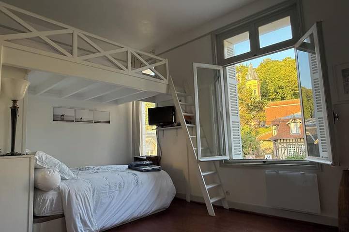 Ganze Wohnung, Ferienwohnung mit Meerblick in Montebello mit direktem Zugang zum Strand. in Trouville-sur-Mer, Lisieux und Umgebung
