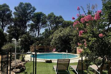 Location de vacances pour 10 personnes, avec jardin et terrasse à Entrecasteaux