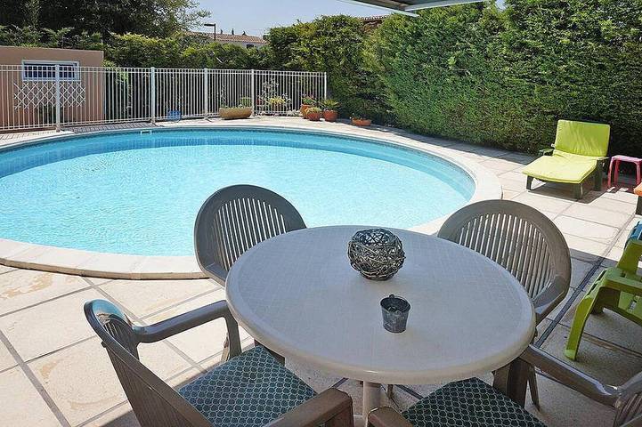 Gîte pour 4 personnes, avec terrasse ainsi que jardin et piscine à Mouriès - 3