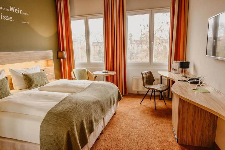 Hôtel, avec Terrasse ainsi que Piscine et Sauna dans Landau in der Pfalz