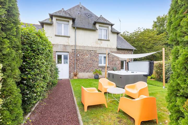 Maison de vacances pour 8 personnes, avec Jacuzzi et Terrasse ainsi que Jardin et Piscine à Paimpont