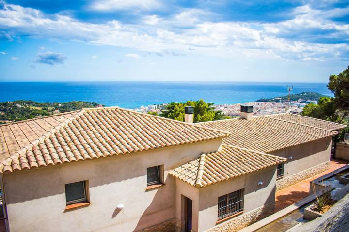 Villa Breeze, piscine privée, vue sur la mer à seulement 2 km de la plage in Roca Grossa, Lloret de Mar