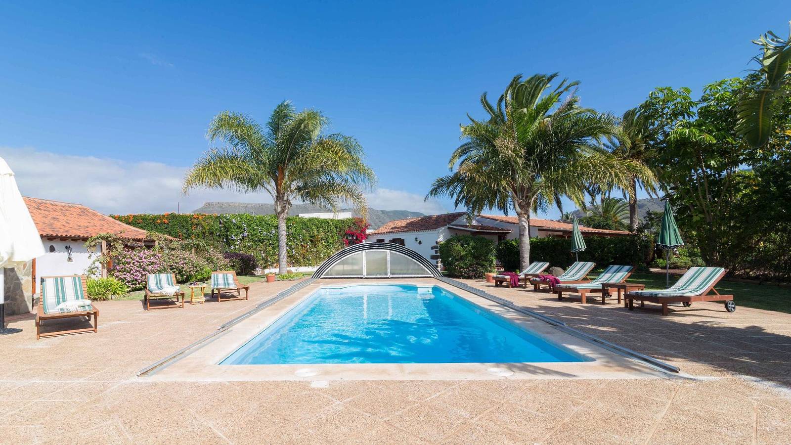 Entire holiday apartment, Finca "El Picacho" with communal swimming pool in Pico Bermejo, San Cristóbal de La Laguna