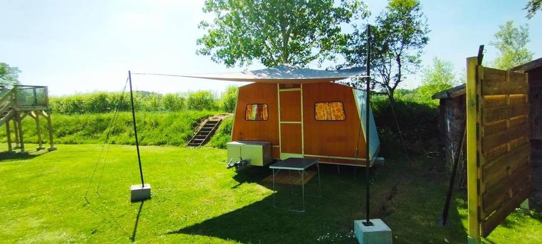 Gîte pour 2 personnes, avec vue et jardin ainsi que terrasse et piscine à Camoël