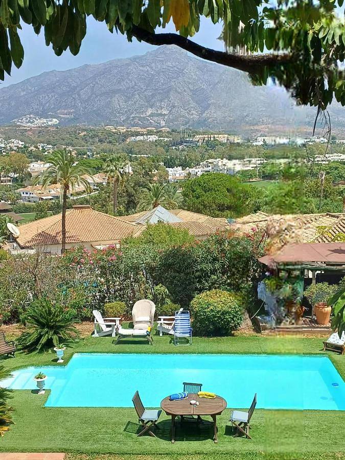 Alojamiento y desayuno para 2 personas, con Terraza además de Jardín y Piscina en Nueva Andalucía