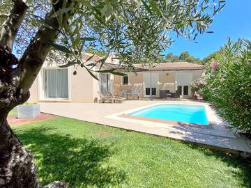 Gîte pour 4 personnes, avec piscine ainsi que jardin et terrasse à Joucas
