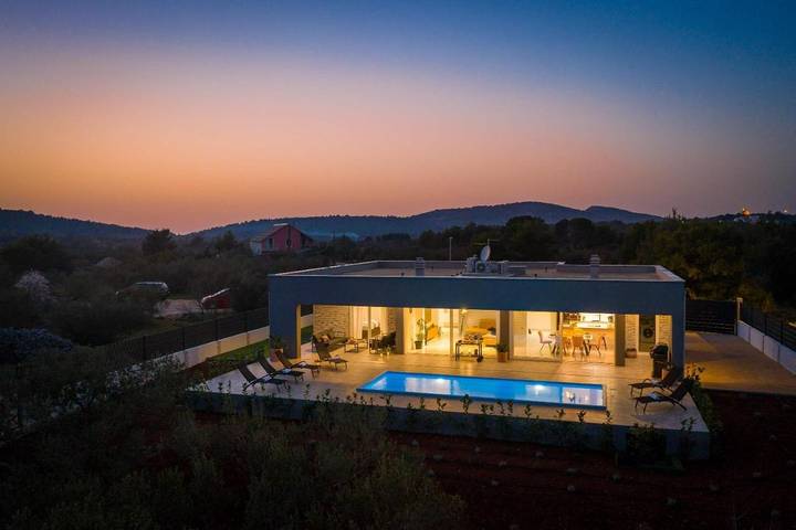 Villa pour 6 personnes, avec jardin ainsi que vue et piscine à Jezera