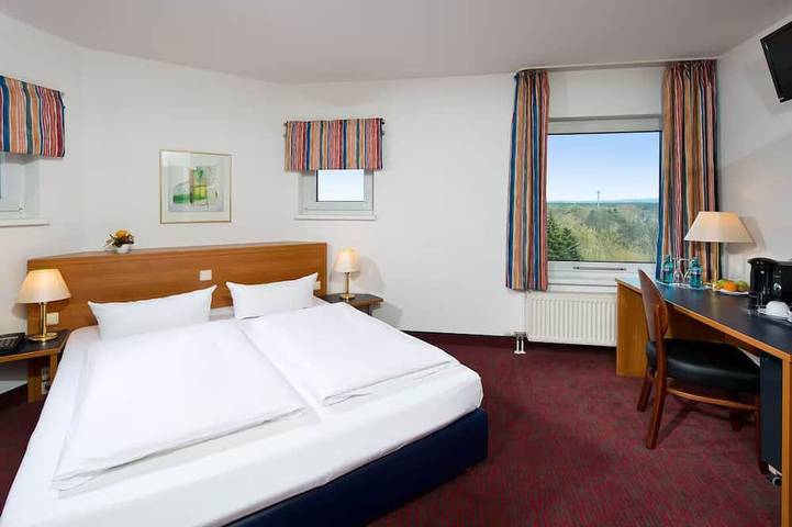 Contemporary Business Double Room with Modern Comfort in Griesheim (Hesse), Hesse du Sud