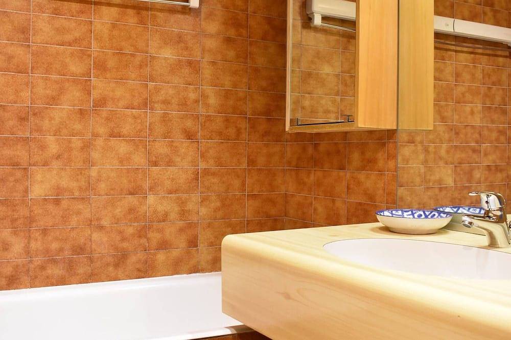 Ganze Wohnung, Gemütliche 2-Zimmer-Wohnung für 4 Personen, 300m zu den Pisten, Parkplatz, Skiraum in Les Allues, Les Trois Vallées