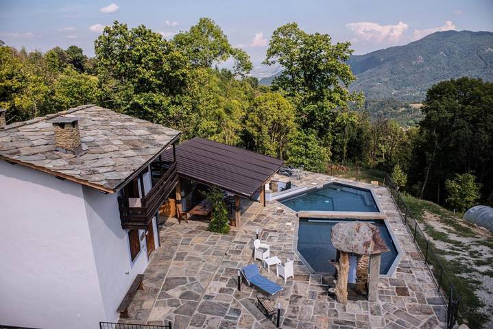 Resort per 5 persone, con Terrazza e Idromassaggio nonché Giardino e Piscina per bambini in Piemonte