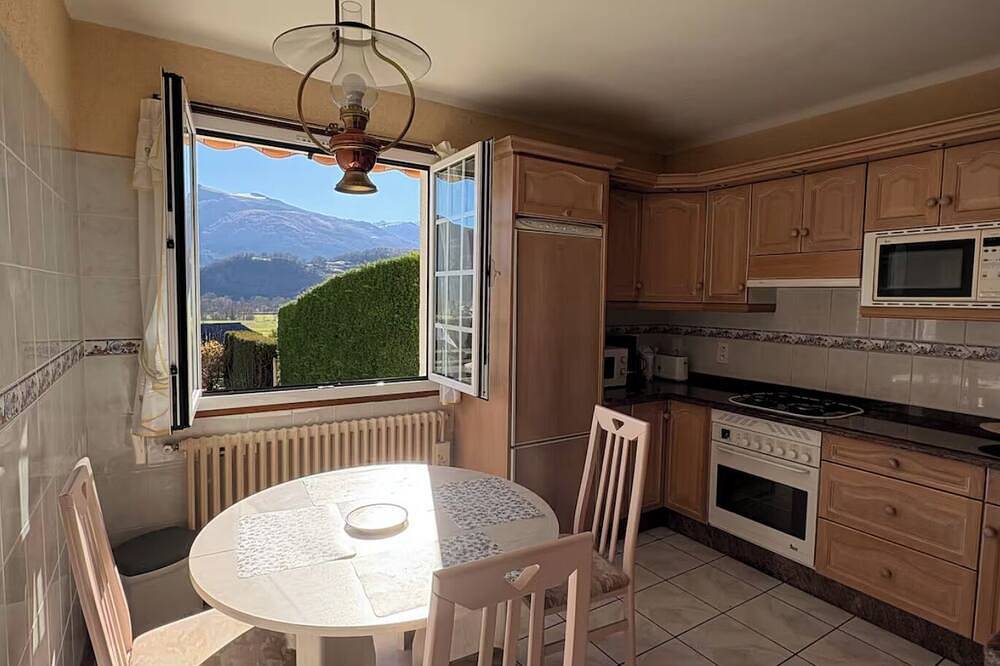 Appartement entier, Villa Pyrénéenne, vue et piscine in Ayzac-Ost, Pyrénées