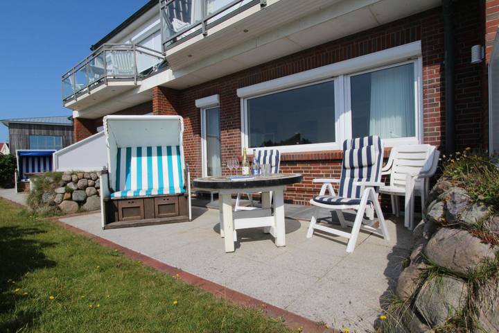 Ganze Wohnung, Liebevoll eingerichtete Ferienwohnung mit zwei Bädern - direkt an der Promenade in Wenningstedt, Sylt