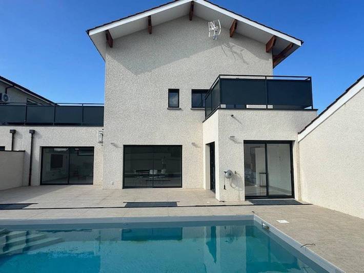 Gîte pour 15 personnes, avec Balcon ainsi que Terrasse et Piscine à Satolas-et-Bonce
