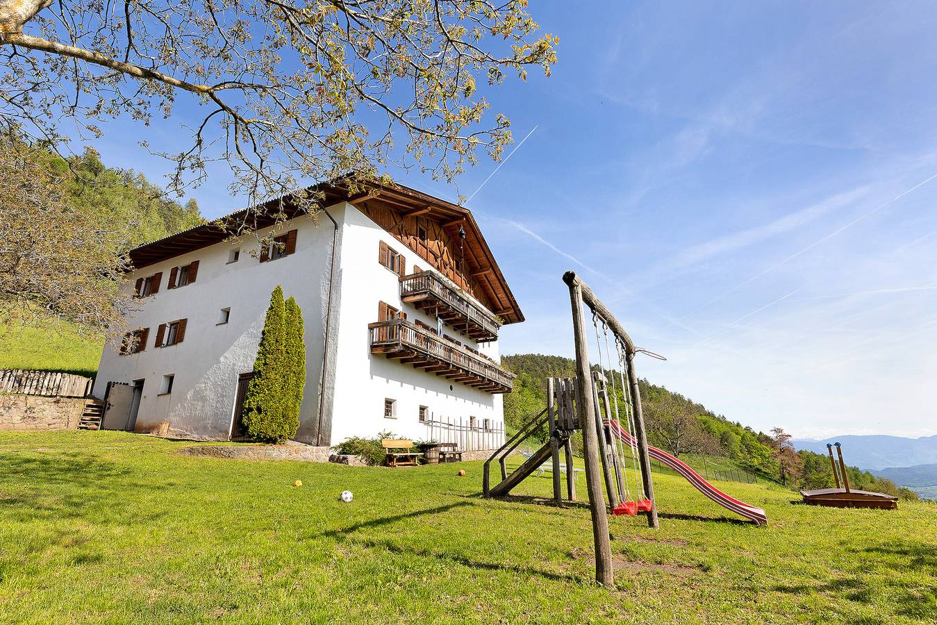 Apartamento inteiro, Apartamento 'Moar im Rumsein - Etschblick' com vista para a montanha, parque infantil e Wi-Fi in San Genesio Atesino, Alpes de Sarentino
