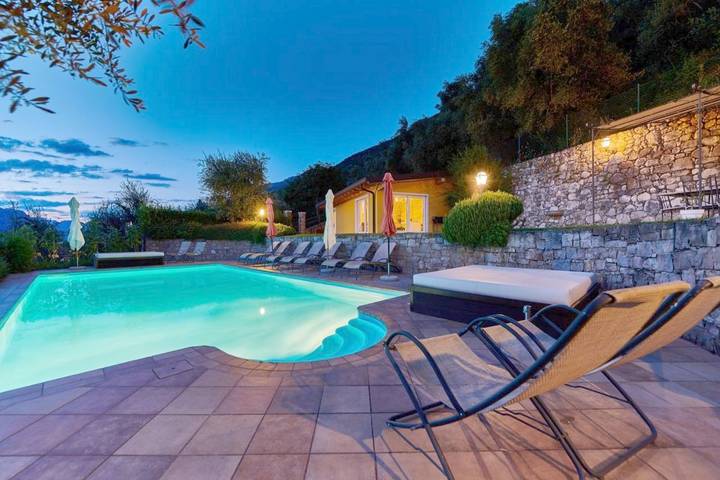 Appart’hôtel pour 5 personnes, avec vue et vue sur le lac ainsi que jardin et piscine