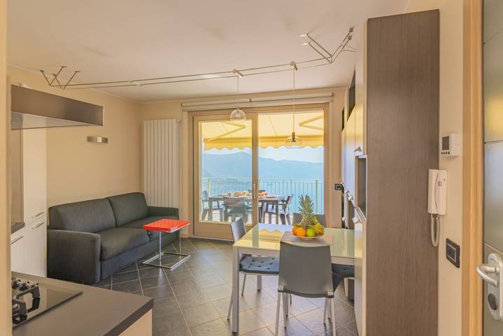 Ferienwohnung für 4 Personen, mit Seeblick und Balkon/Terrasse sowie Pool