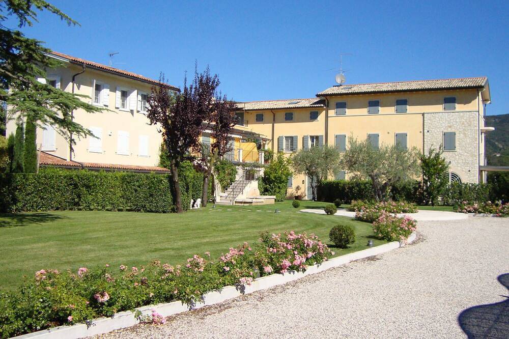 Ganze Wohnung, Repräsentatives Penthouse mit großer Panoramaterrasse in Costermano, Gardasee-Berge