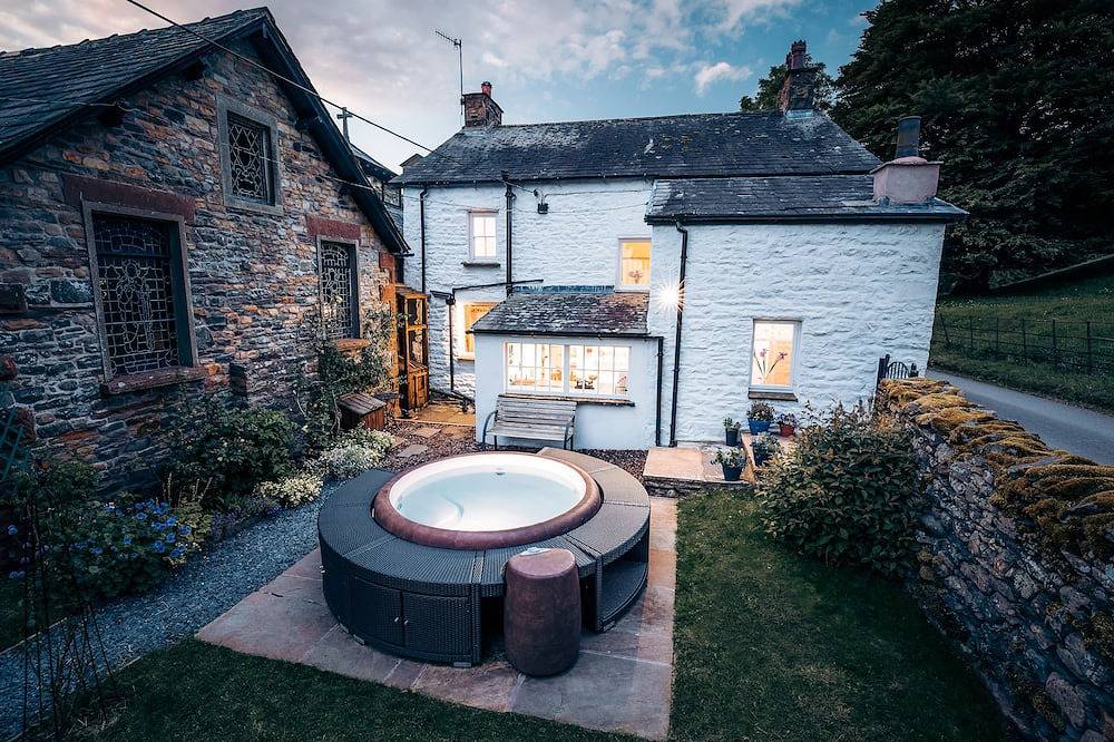 Luxurious Cottage with Hot Tub. 19 miles from Windermere. in Yorkshire Dales National Park