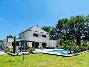 Location de vacances pour 8 personnes, avec piscine ainsi que terrasse et vue à Saint-Gervais-en-Belin